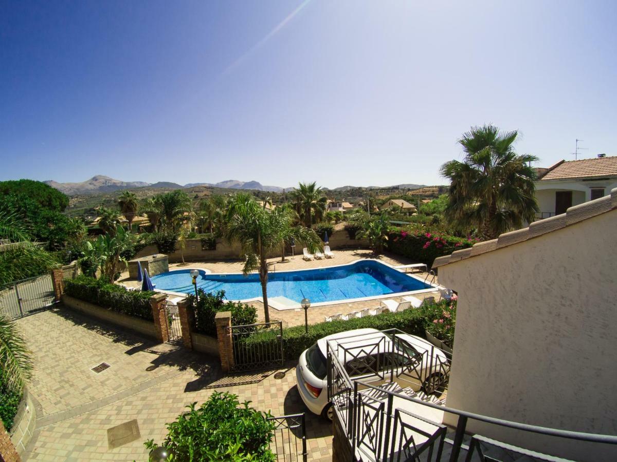 Mansarda Con Vista Piscina Campofelice Di Roccella Exterior foto