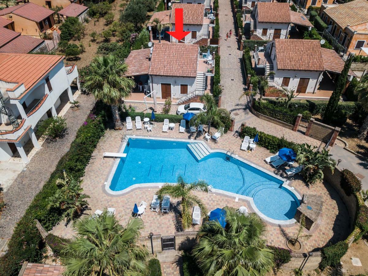 Mansarda Con Vista Piscina Campofelice Di Roccella Exterior foto